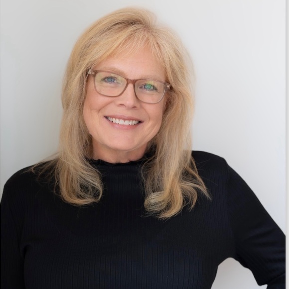 Meet your Posher, Lisa G -Follow me @LifeWithLisaG - Picture 6 of 7